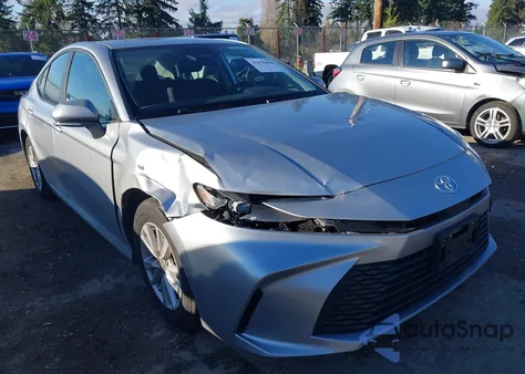 2025 Toyota Camry Le z USA, uszkodzony, nr VIN 4T1DAACK5SU604801